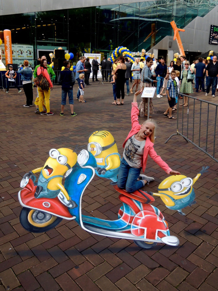 3d-street-art-3d-streetpainting-ruben-poncia-minions-3d-nbc-universal-pathe-arena-amsterdam-02